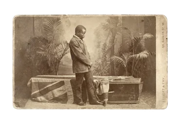Jacob Wainwright mit Livingstones Sarg, London, 1874 (Albuminabzug)